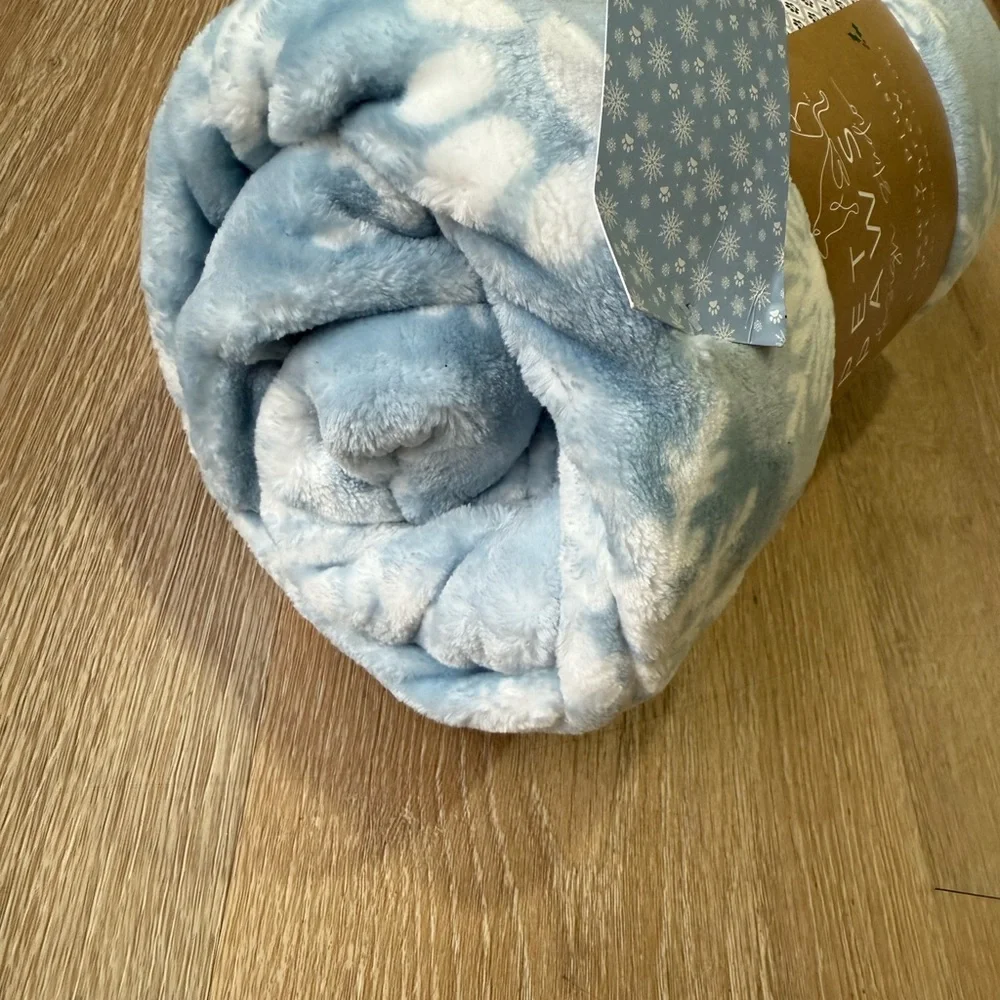 NWT Luxury Plush Pet Blanket Blue Snowflake Winter Dog Cat Throw 40